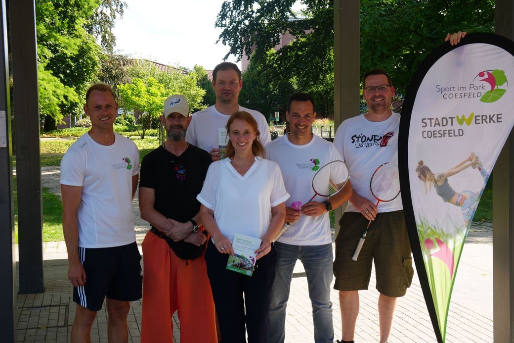 Vertreter Vereine und KSB mit Fahne Sport im Park