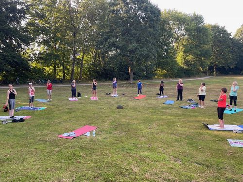 Sporttreibende im Park