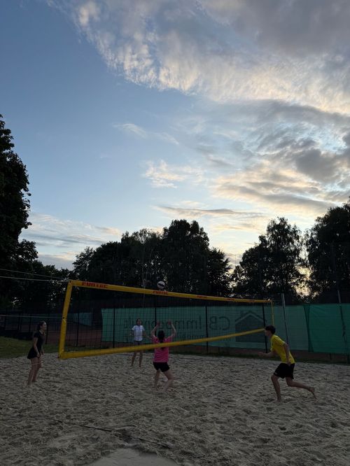 Sporttreibende beim Beachvolleyball